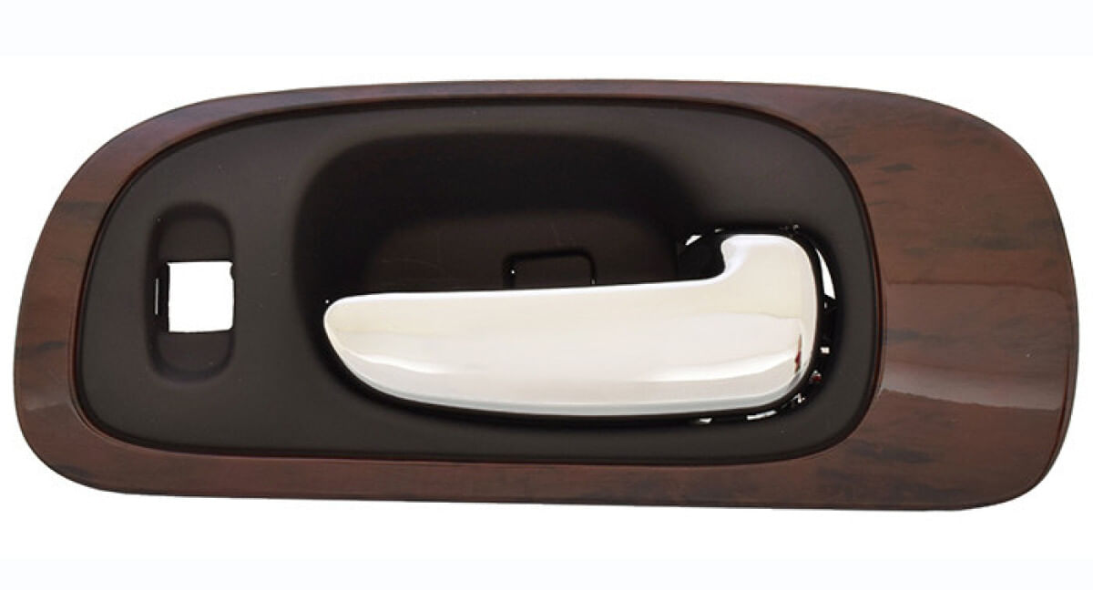 Manija Puerta Interior Delantera Negro/Cromado Con Bisel Tipo Madera Con Hoyo Para Seguro Lado Pasajero