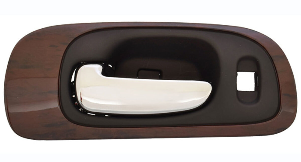 Manija Puerta Interior Delantera Negro/Cromado Con Bisel Tipo Madera Con Hoyo Para Seguro Lado Conductor